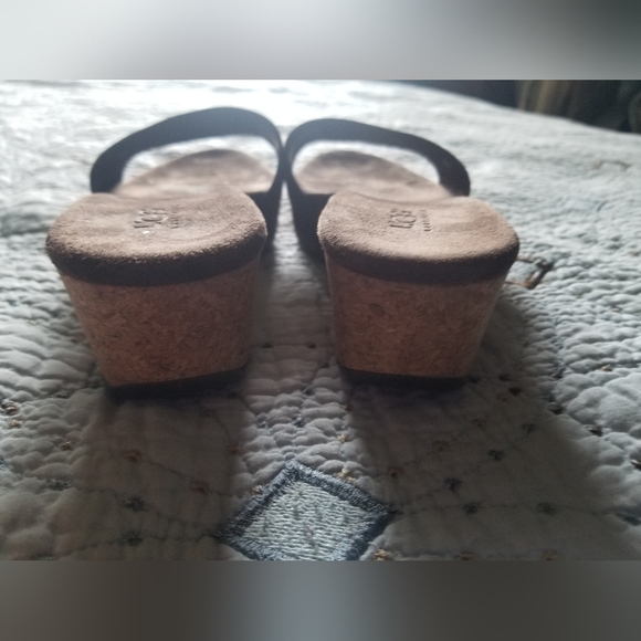 Ugg slips on comfy - Picture 3 of 11